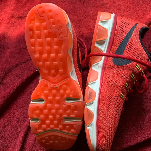 Size 9 Women’s Nike Running Shoes. Excellent condition, barely worn. - Picture 2 of 5